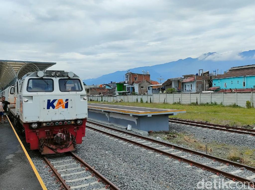 Warga ikut uji coba Kereta Api Garut-Cibatu